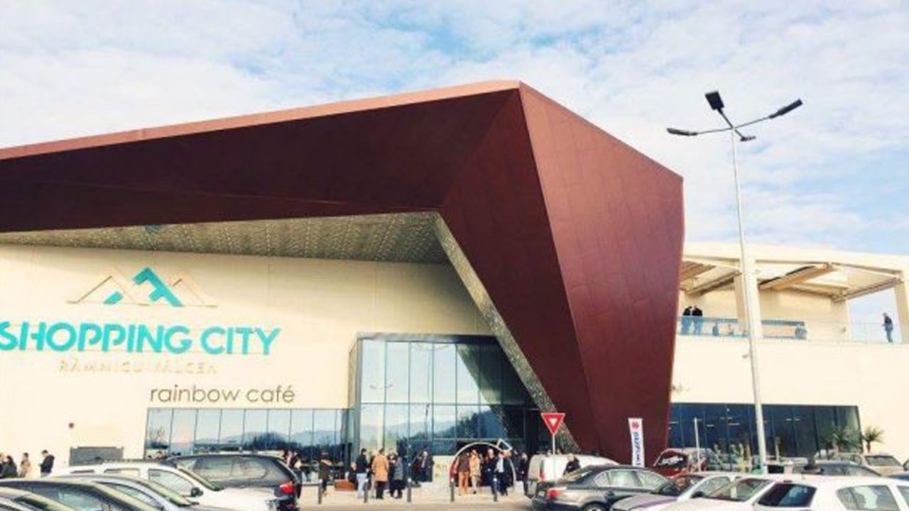 Centru de vaccinare de tip drive-through, la Râmnicu Vâlcea (audio)