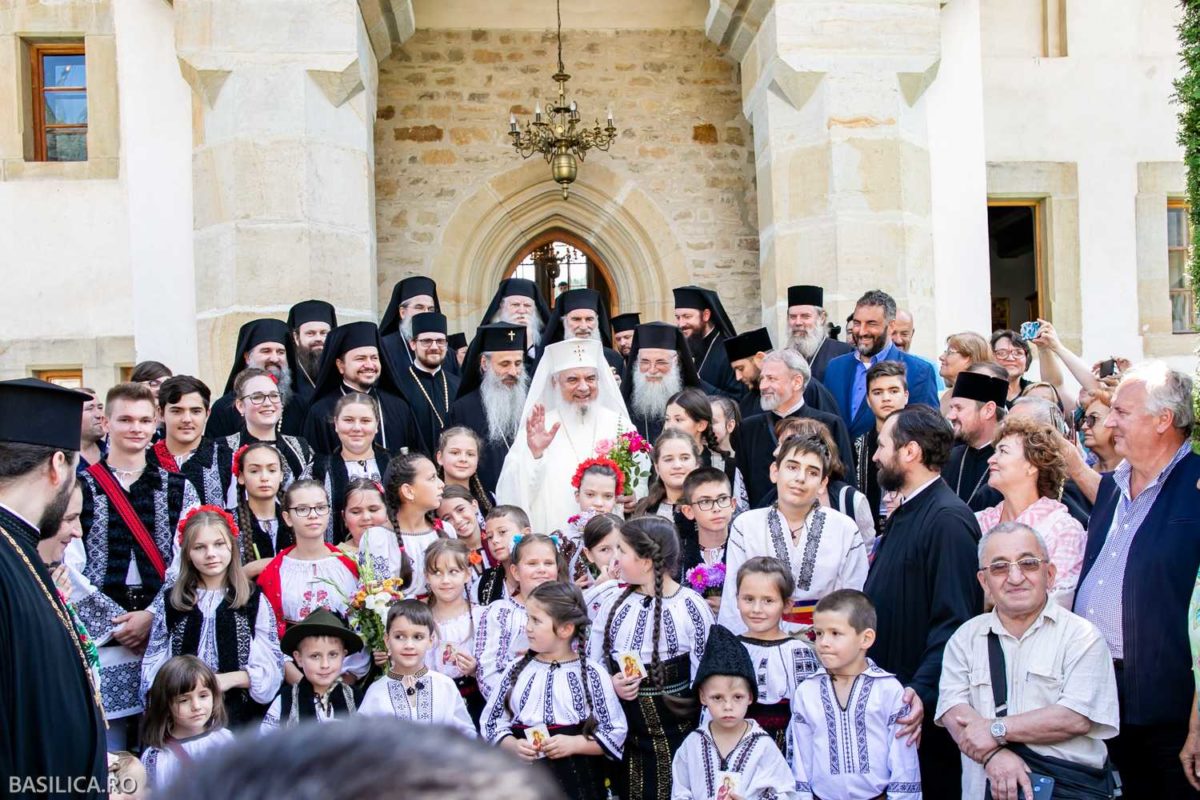Mănăstirea Putna, în sărbătoare. Patriarhul Daniel a oficiat liturghia, de hramul Adormirea Maicii Domnului