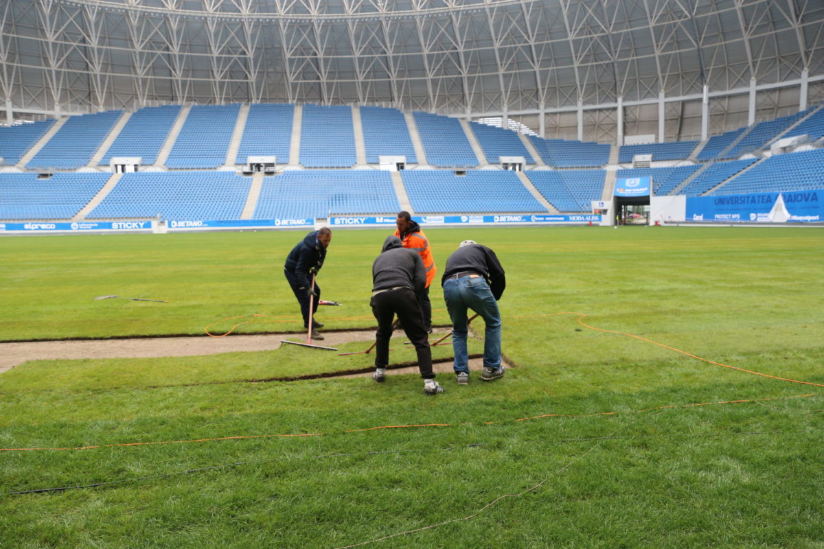 Primăria Craiova schimbă gazonul de pe stadionul ”Ion Oblemenco”