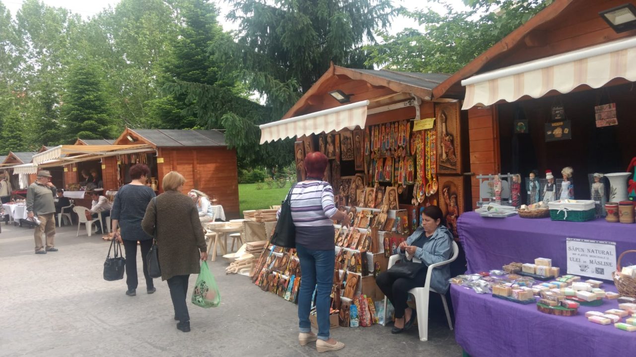 Târgu-Jiu: Se deschide Târgul Meșterilor Populari
