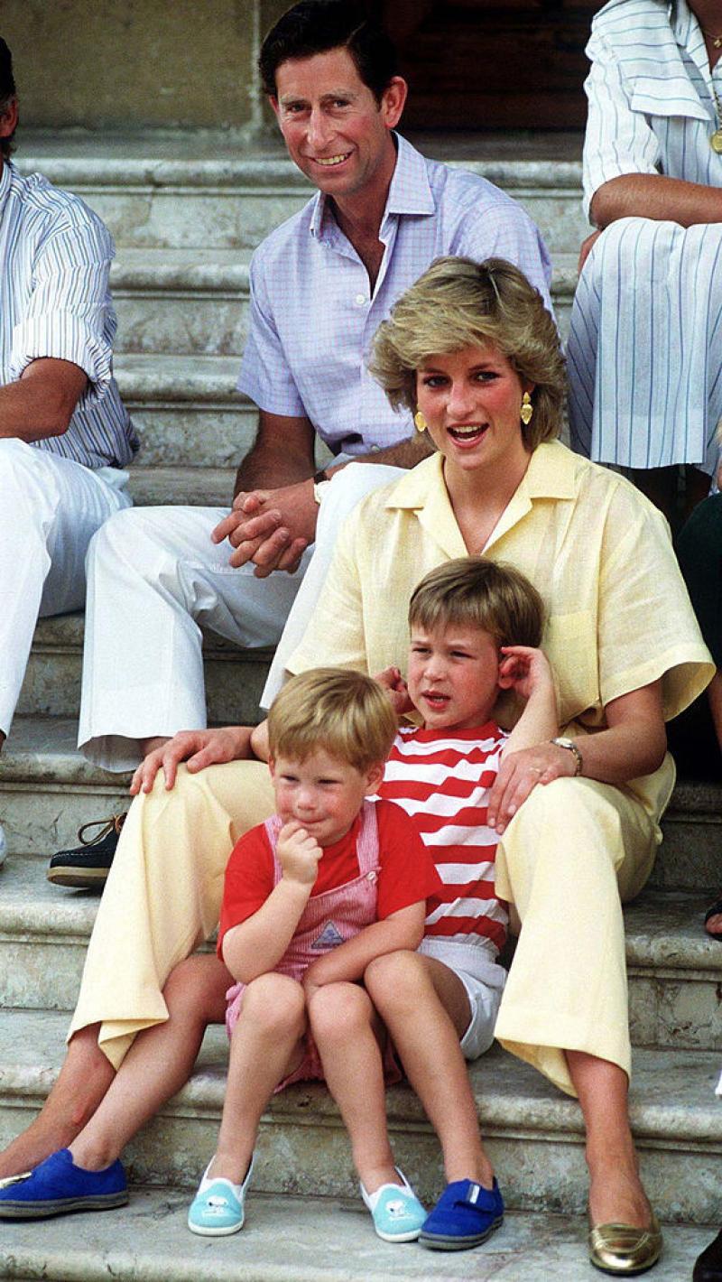 Prinţesa Diana, în unele dintre cele mai frumoase fotografii alături de William şi Harry