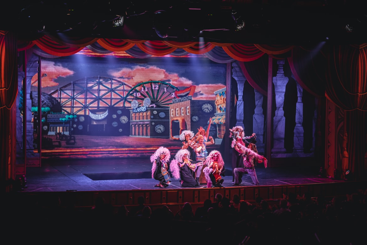 Comedia „Toți banii merg la Lola” se va juca la Centrul Cultural ”Eugen Ionescu” din Slatina