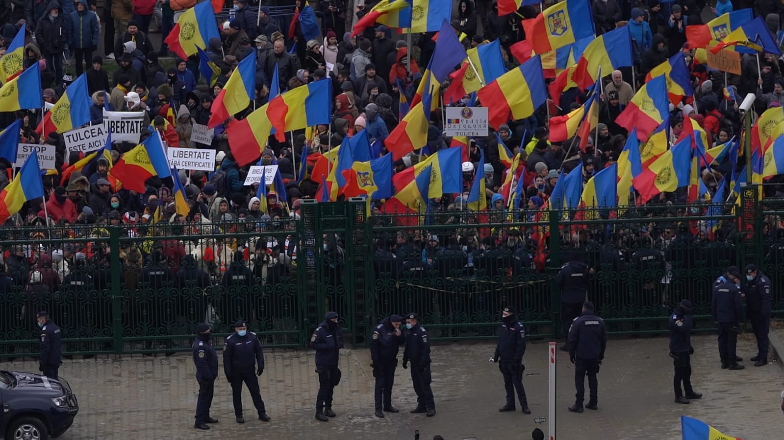 Sute de protestatari din țară au încercat, astăzi, să intre cu forţa în clădirea Parlamentului