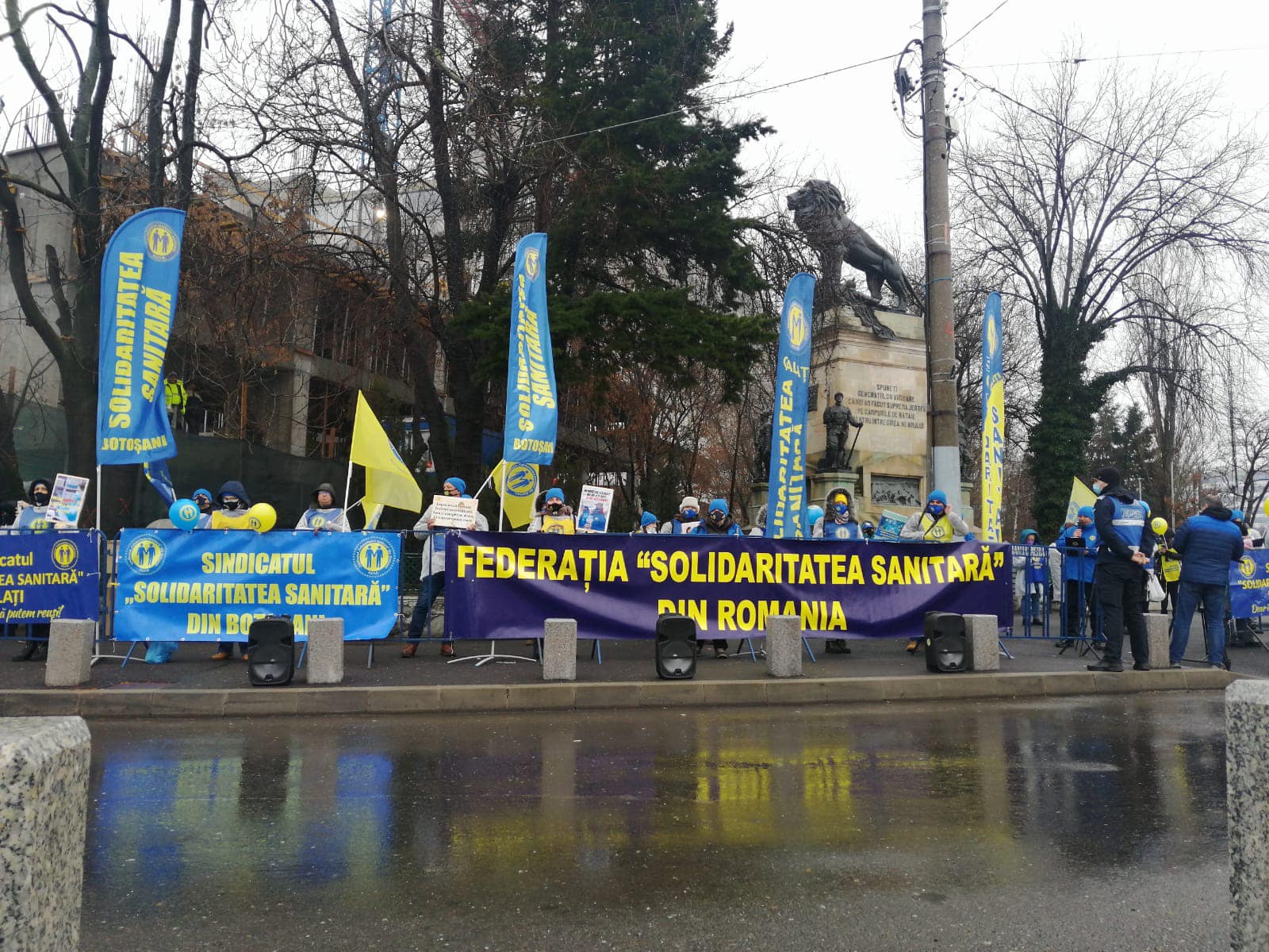 Au fost proteste ieri în Bucureşti – angajaţii din sănătate au ieşit în stradă, iar în spitalele din ţară au fost manifestări de susţinere.