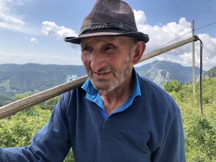 Bărbatul de 80 de ani din Alba care a ajuns VEDETĂ pe Netflix și cu cont pe IMDB, după succesul filmului „Întregalde”