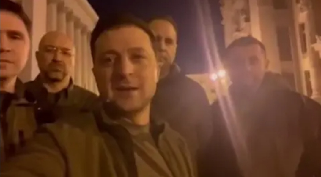 Președintele Ucrainei: „Sunt aici. Nu vom depune armele şi ne vom apăra ţara”