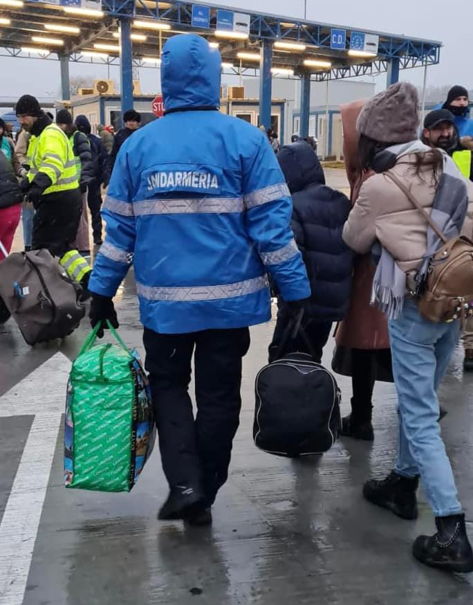 La Punctul de trecere a frontierei de la Siret continuă să ajungă un număr mare de refugiaţi ucraineni