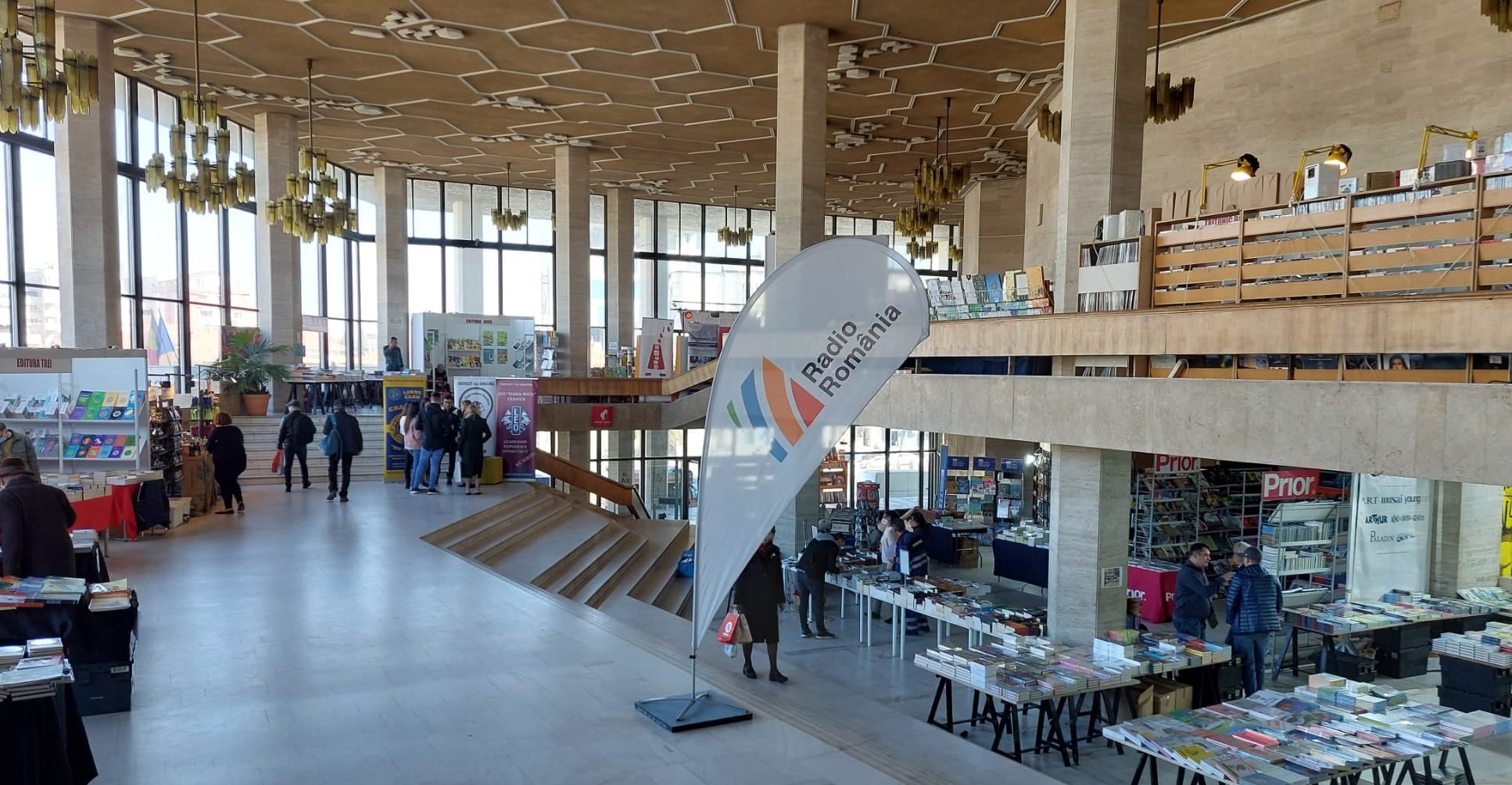 Primul târg de carte în format fizic din acest an – Gaudeamus, continuă la Craiova.