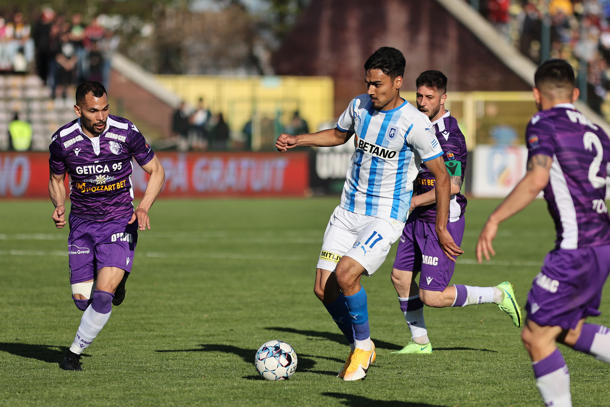 Universitatea Craiova a învins-o aseară, la Pitești, pe FC Argeş cu scorul de 4-0