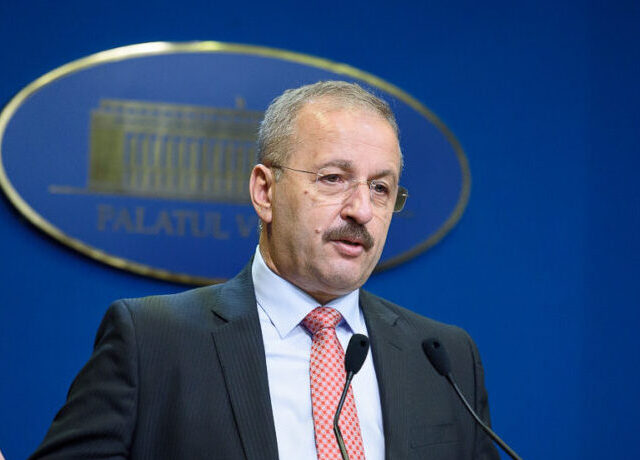 Ministrul apărării este aşteptat în Parlament pentru dezbateri politice