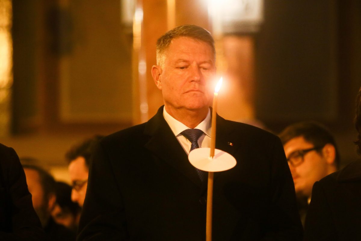 Klaus Iohannis: ” Miracolul Învierii să ne întărească în credinţă şi să primim Lumina Sfântă cu speranţă şi iubire”