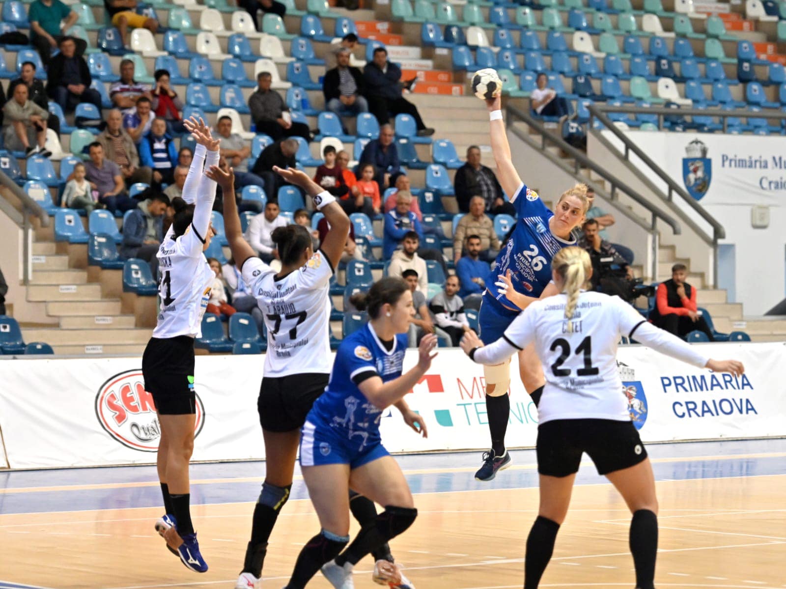 Echipele de handbal feminin SCM Craiova și Dunărea Brăila au remizat aseară în Sala Polivalentă din Bănie, scor 27-27