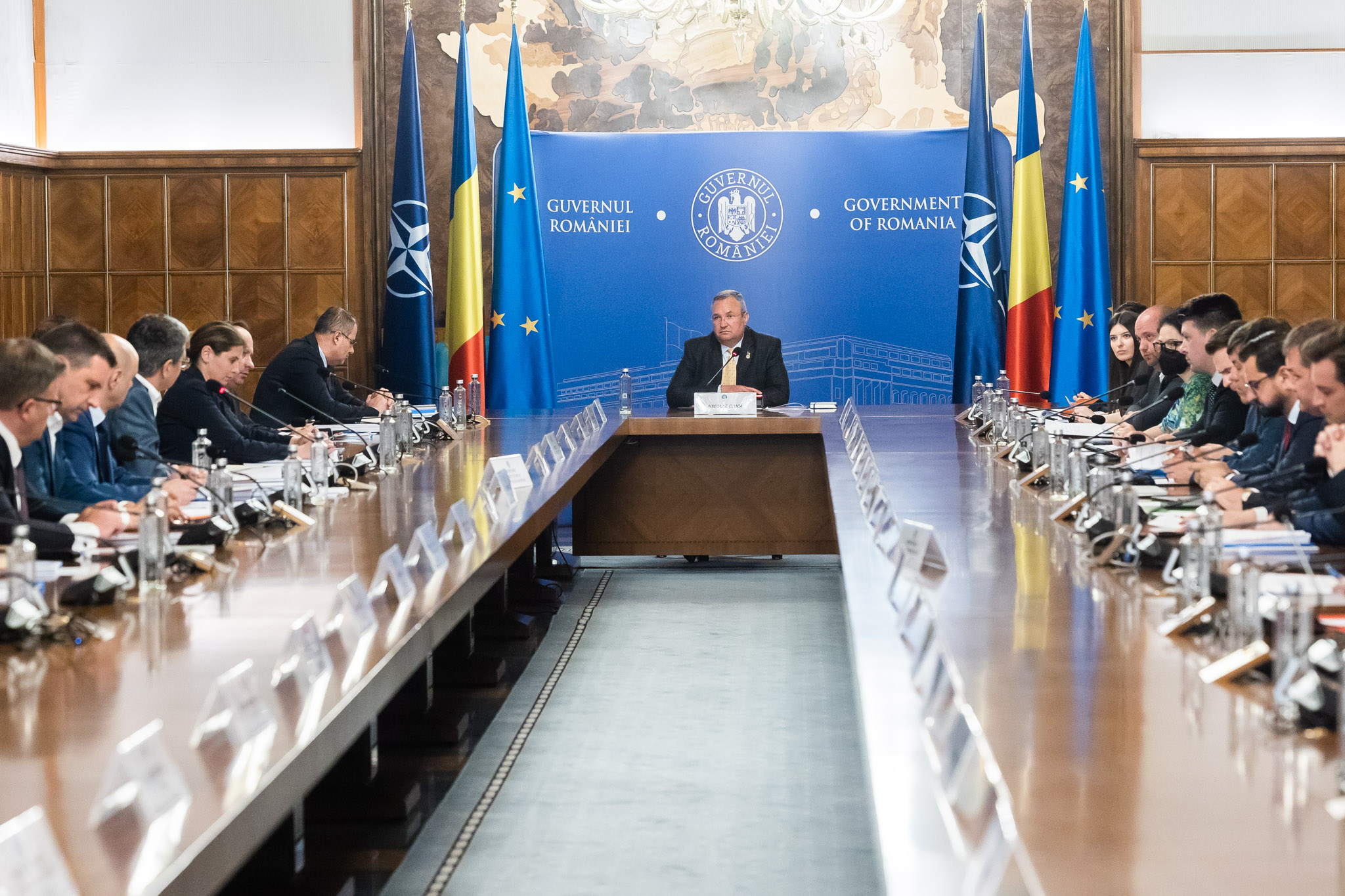 Guvernul urmează să aprobe, astăzi, o ordonanţă de urgenţă privind creşterea voluntară a salariului minim cu 200 de lei