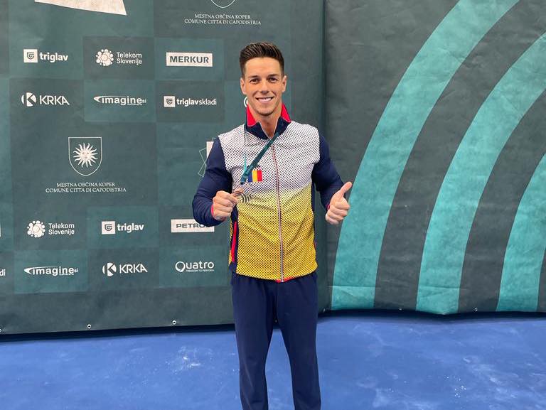 Andrei Muntean a cucerit ieri medalia de argint în finala la paralele, la Cupa Mondială de gimnastică artistică din Slovenia