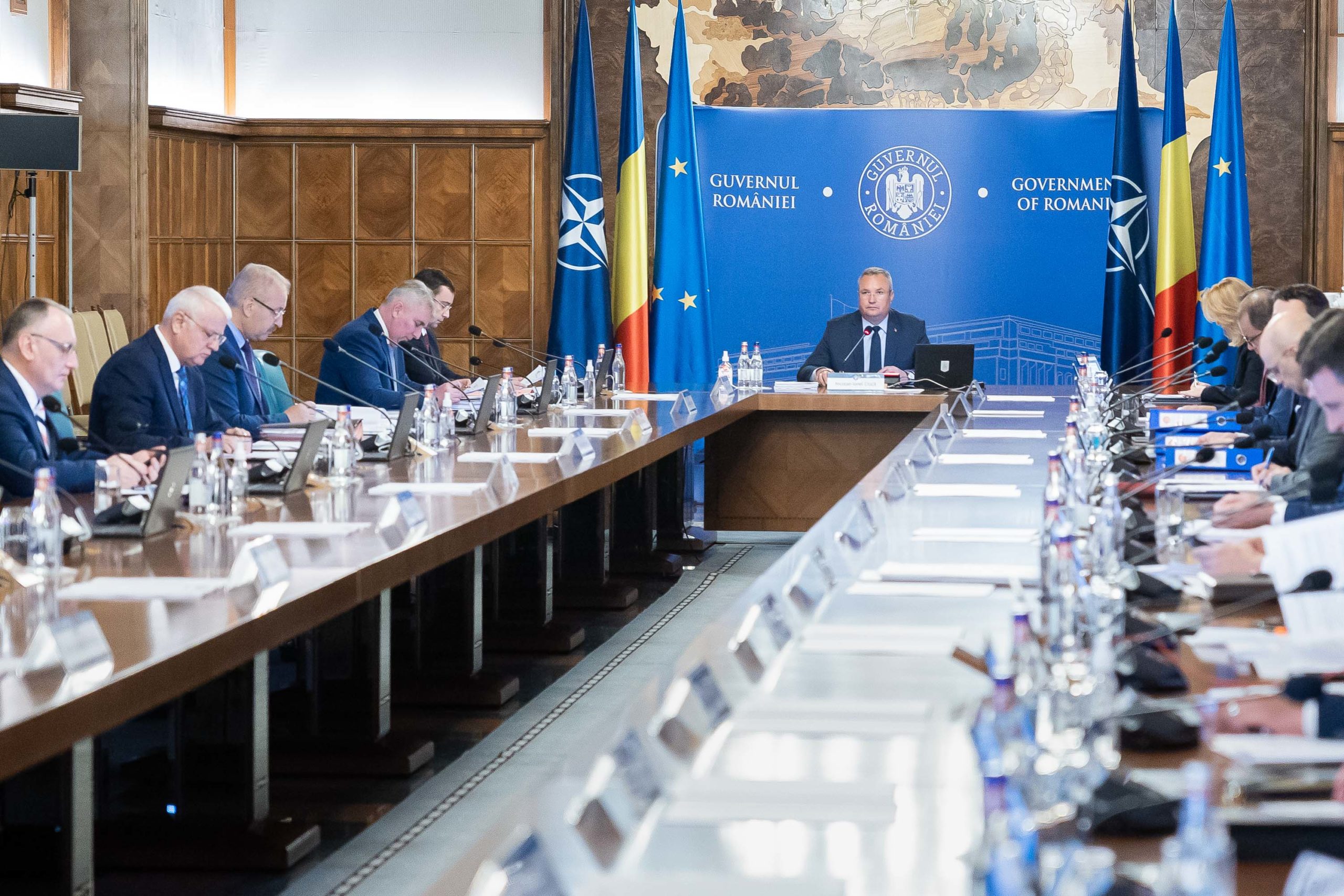 Guvernul va adopta astăzi actul normativ care va reduce cu 50 de bani preţul la pompă al carburanţilor