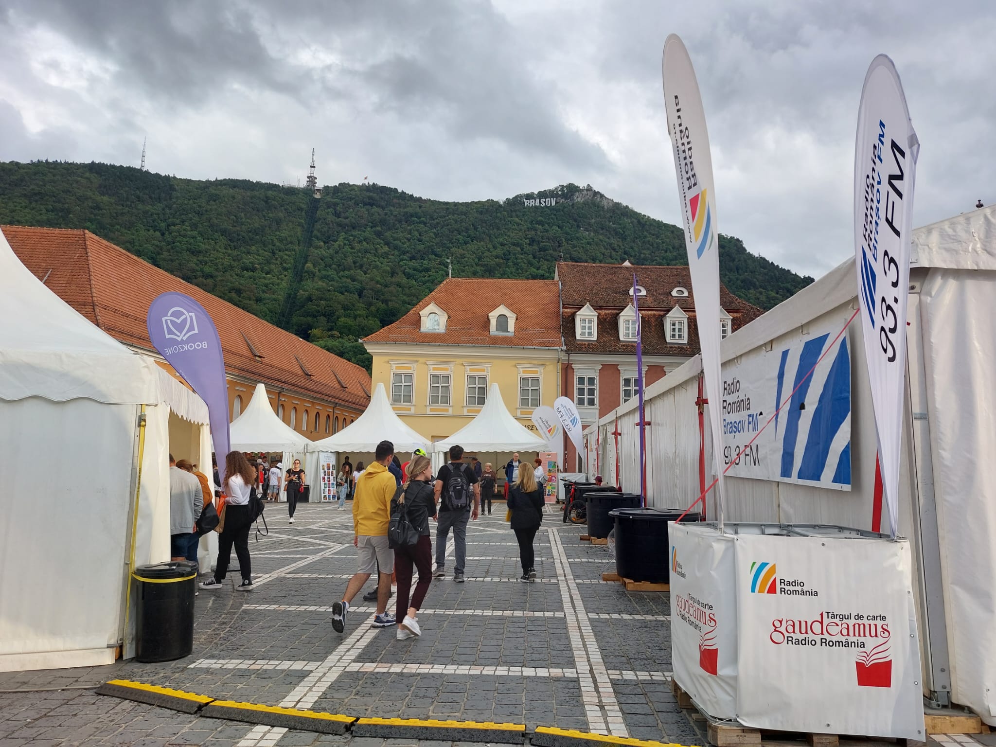 Târgul de Carte Gaudeamus Radio România, ediţia de la Braşov a devenit punctul de atracţie din Piaţa Sfatului