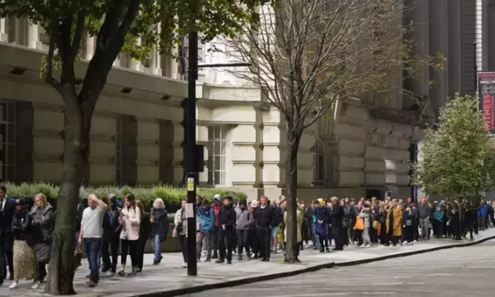 Londra: Autoritățile au suspendat accesul la sicriul reginei, din cauza aglomerației