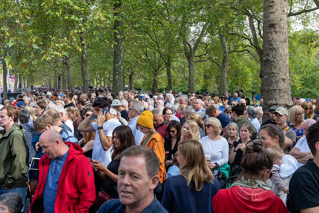 Britanicii aşteaptă până la 15 ore să îşi ia rămas bun de la regina Elisabeta a II-a