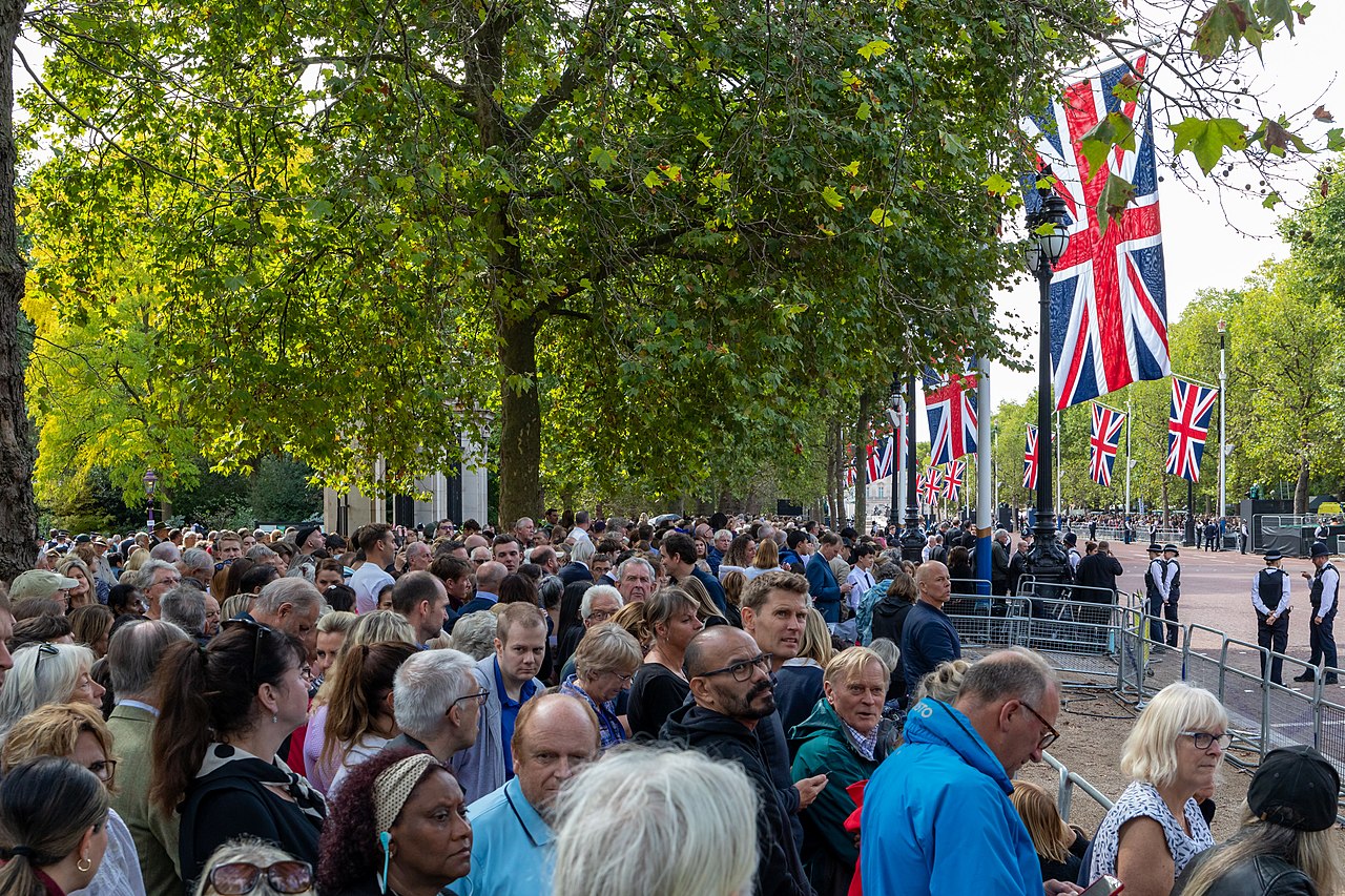 Mii de oameni au așteptat ore în șir în centrul Londrei pentru a-și putea lua rămas bun de la Regina Elisabeta a II-a