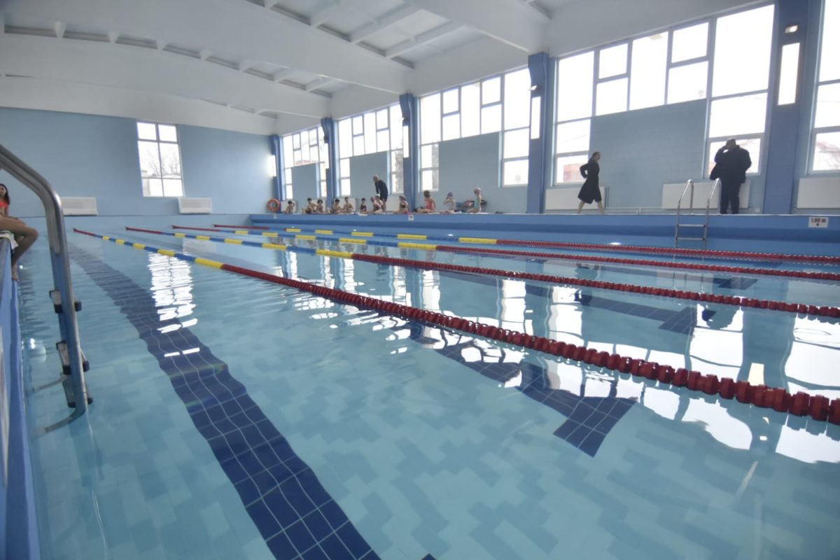 Craiova: Încep cursurile de înot la bazinul de la Colegiul Național ”Carol I”