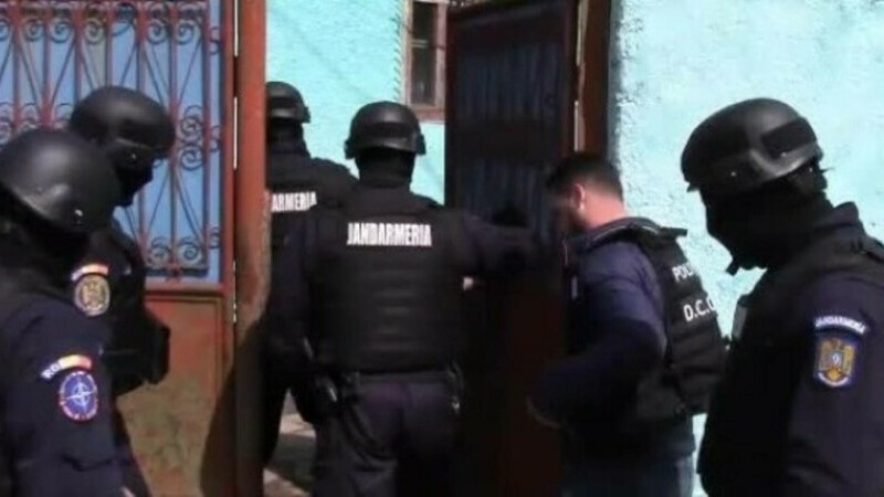 Mascații de la trupele speciale au intrat din greșeală peste doi bătrâni bolnavi în casă, la Carei. Femeia a leșinat
