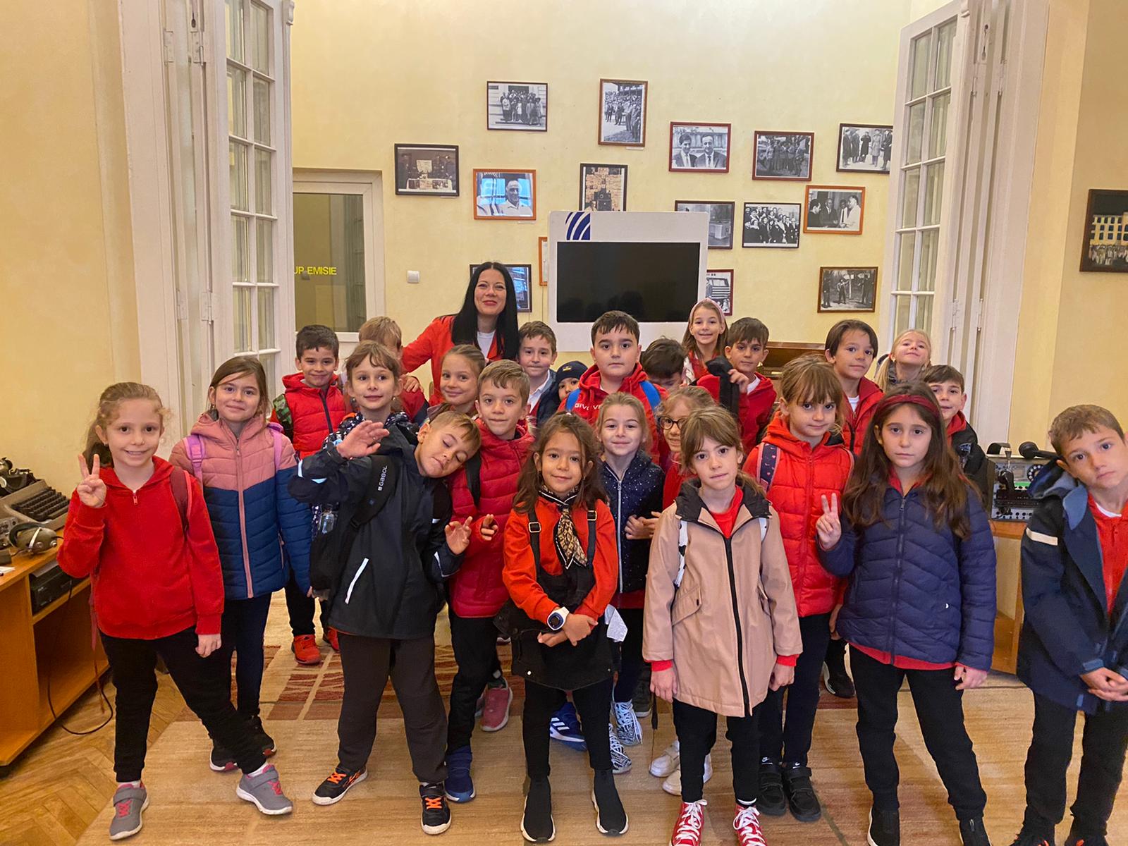 Elevii clasei întâi G, de la Școala Traian din Craiova, au vizitat astăzi Radio România Oltenia Craiova