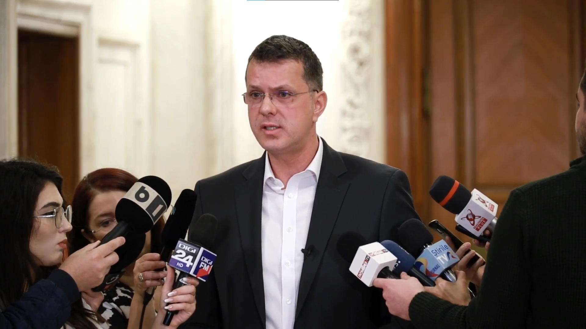 Opoziţia lansează critici la adresa coaliţiei de guvernare