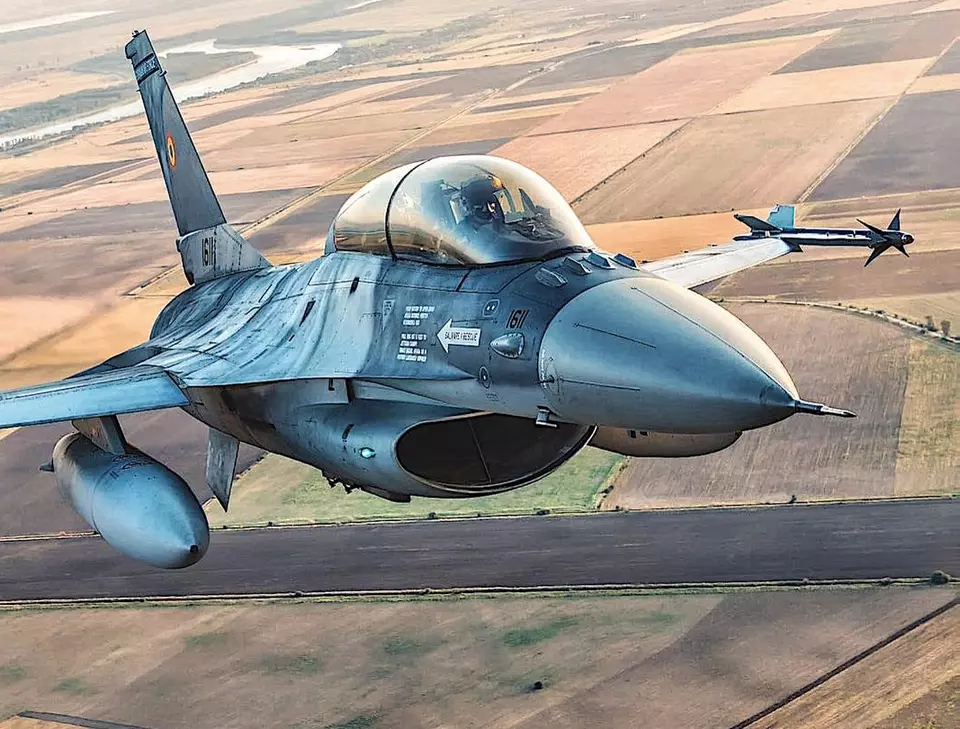 Forțele Aeriene Române au escortat un avion cu pasageri, la bordul căruia exista o  alertă cu bombă