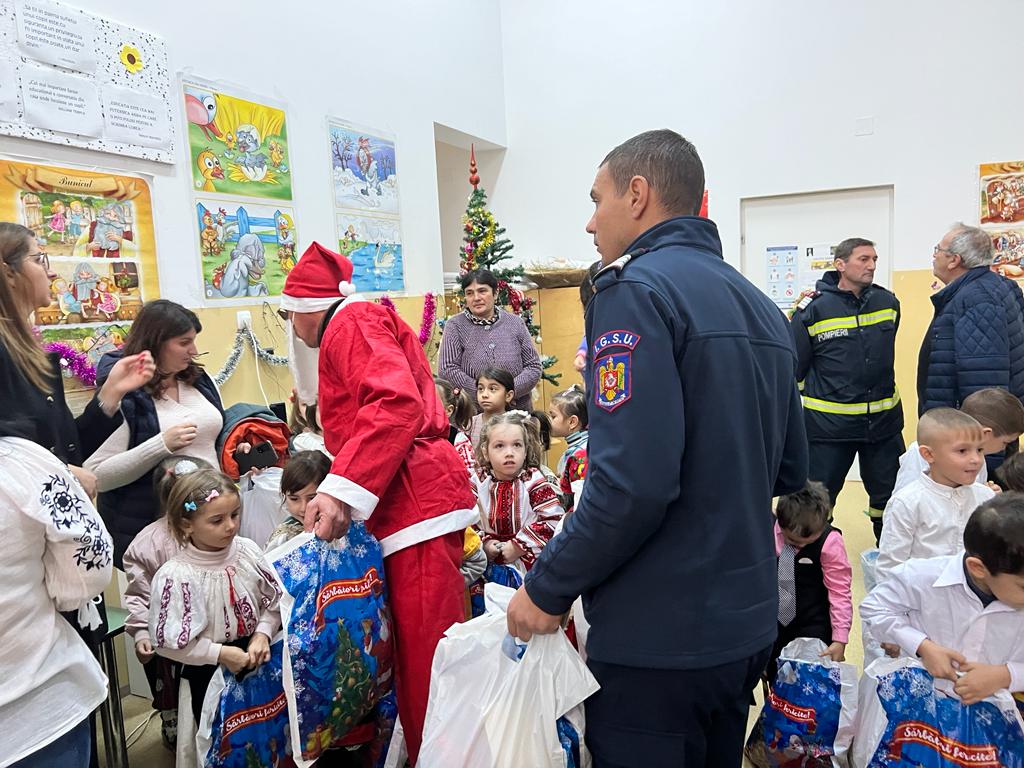 Pompierii mehedințeni, ajutoarele lui Moș Crăciun