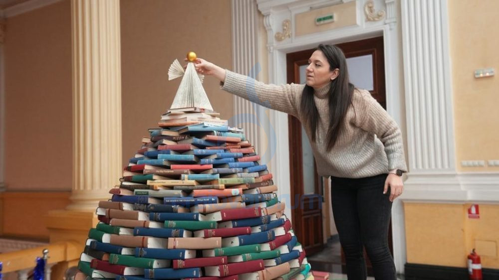 Bradul ”Ca la Carte”, darul simbolic, oferit de Universitatea din Craiova