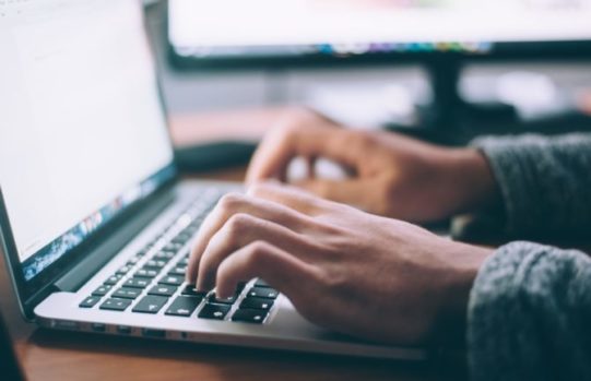 Opt şcoli din România vor beneficia de fonduri europene pentru digitalizare