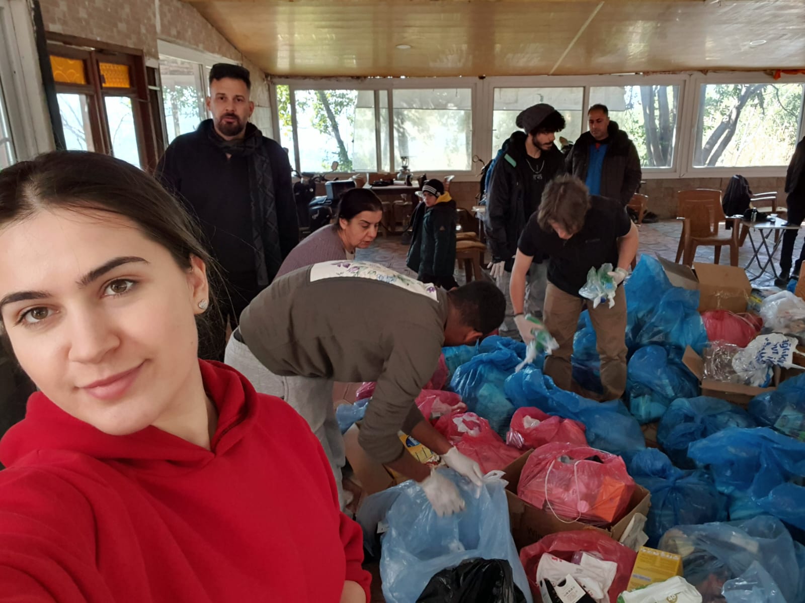 Elena Iuhas, studentă la Universitatea de Medicină și Farmacie din Craiova, ajută persoanele afectate de cutremurele devastatoare din Turcia (audio/galerie foto)