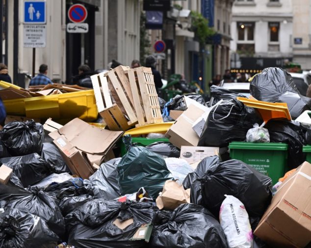 Parisul afectat de greva angajaților de la salubritate