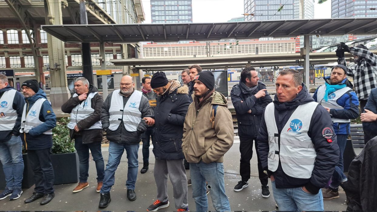 MAE: Mâine, transportatorii francezi declanșează grevă generală