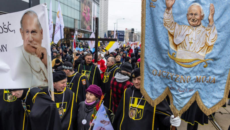 Varșovia: Polonezii au manifestat, astăzi, pentru a apăra memoria papei Ioan Paul al II-lea, acuzat că ar fi ascuns fapte de pedofilie