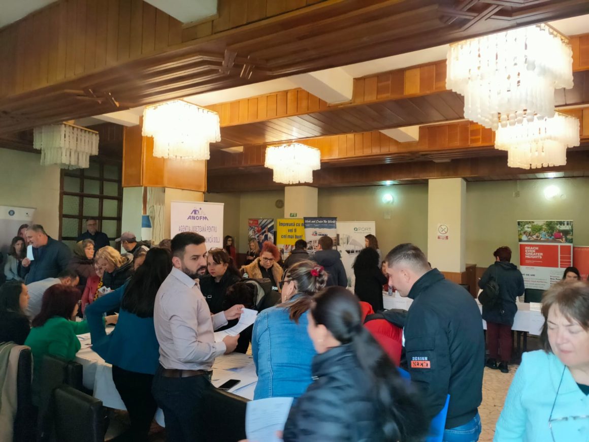 Bursa locurilor de muncă, la Craiova (reportaj)