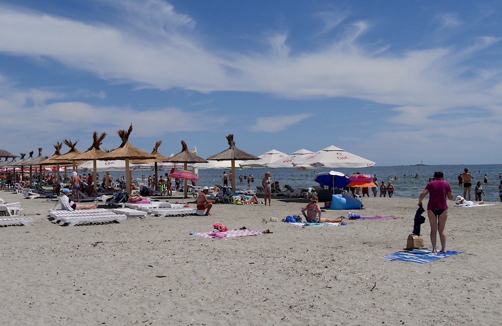 Litoral: Accesul pe plajă este liber și nu poate fi condiționat de închirierea unui șezlong