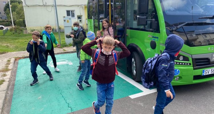 Ministerul Mediului va lansa un program pentru achiziționarea de microbuze școlare electrice sau hibrid