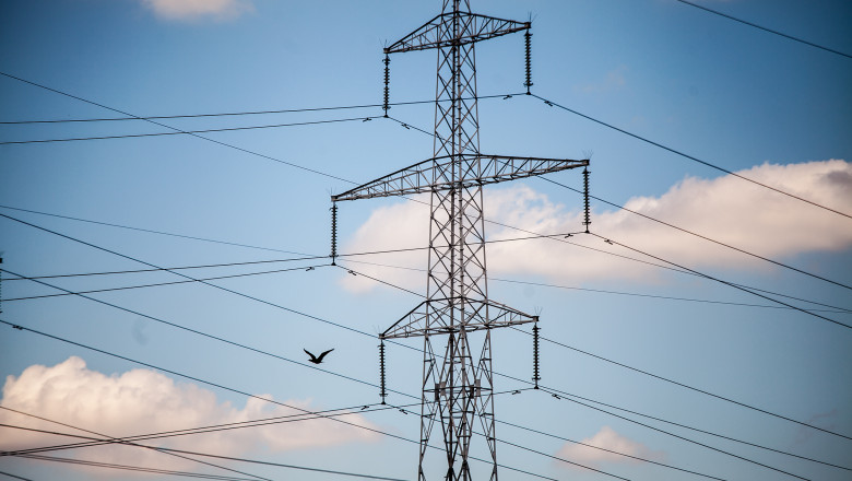 ISU Mehedinți: Supărat că l-a părăsit iubita, un bărbat a stat, 60 de ore, pe un stâlp de înaltă tensiune