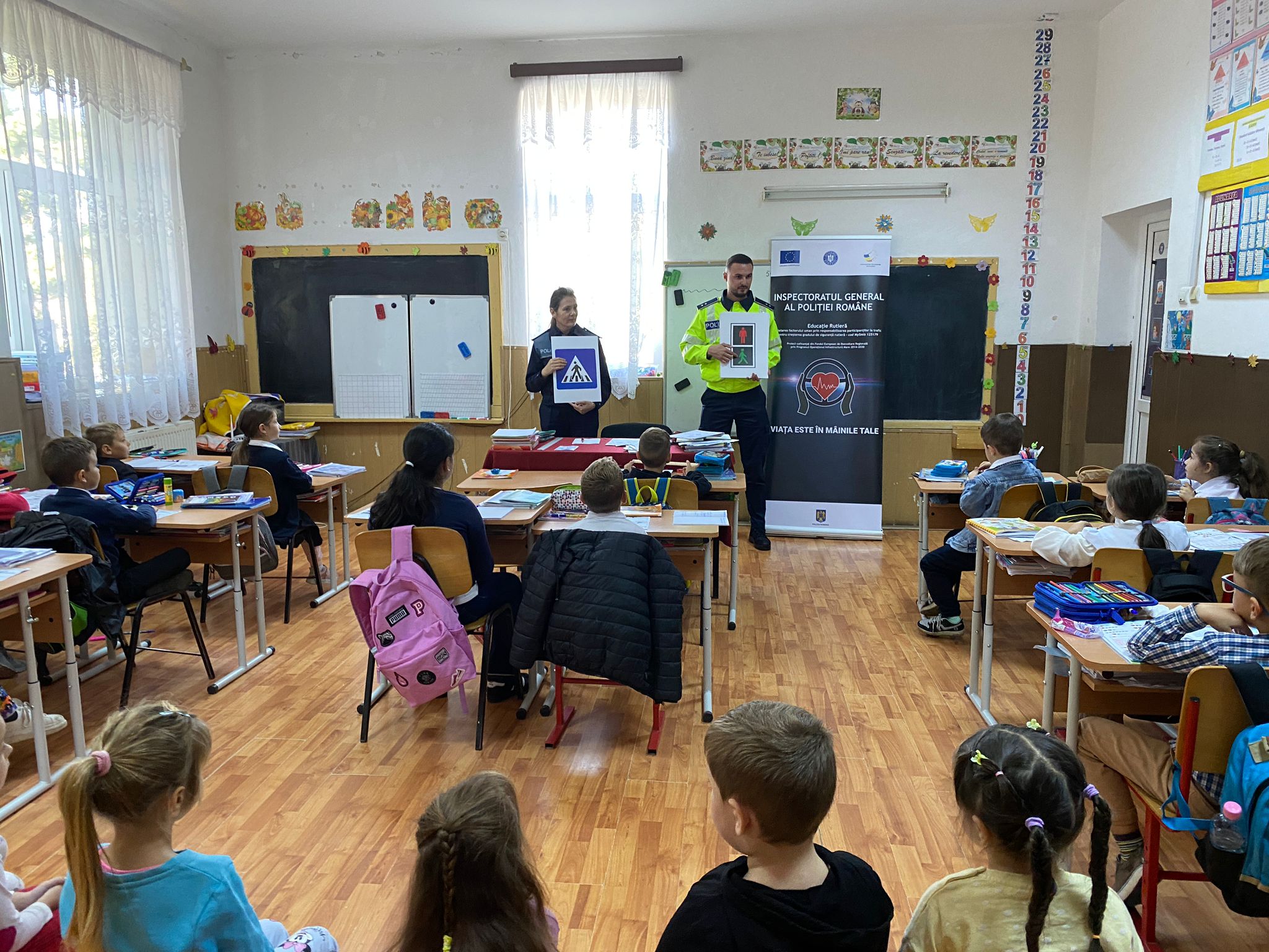 DOLJ: Poliţiştii continuă acţiunile de prevenire a traficului şi consumului de droguri, în instituţiile de învăţământ preuniversitar