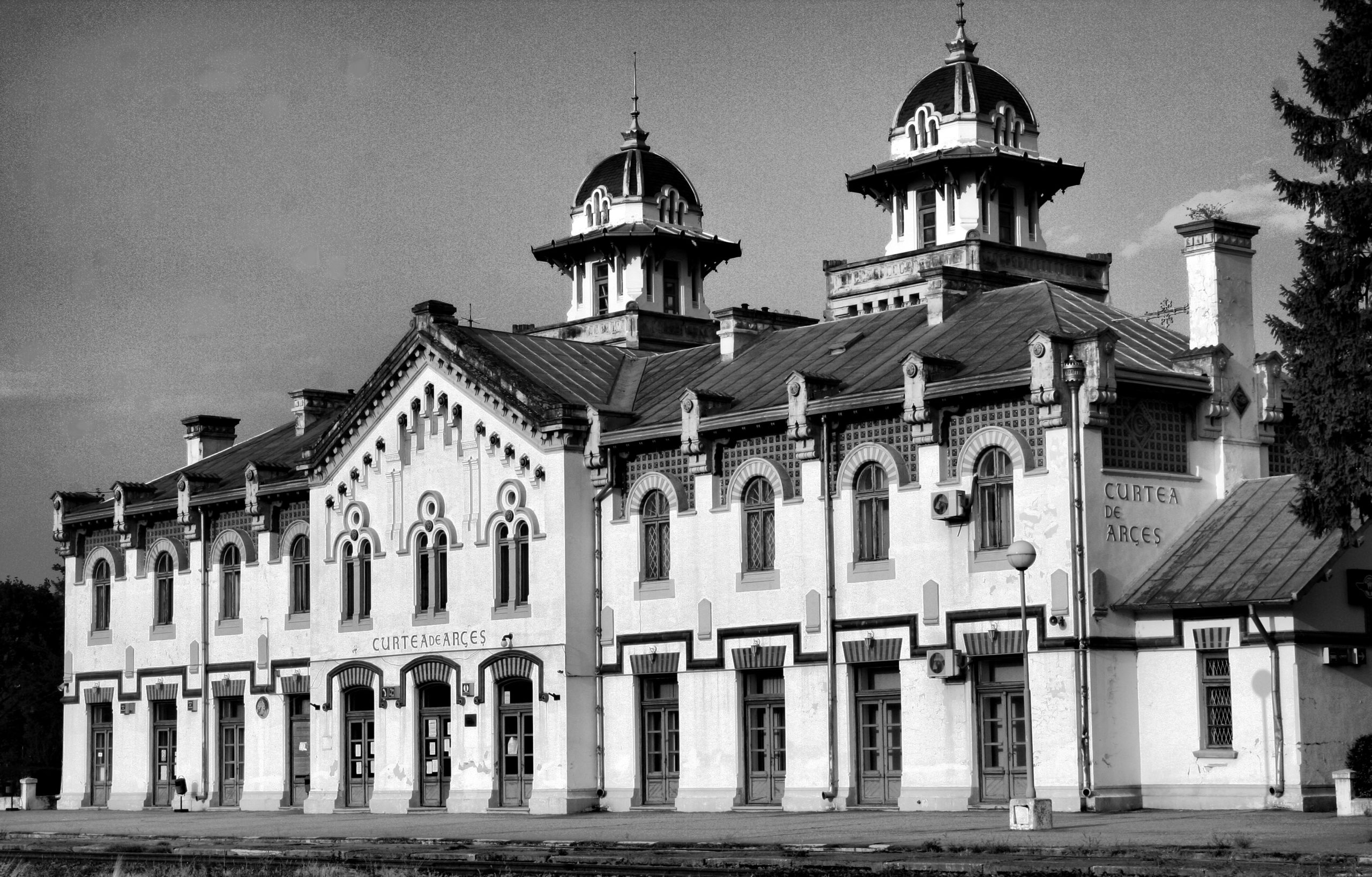 Gara Regală de la Curtea de Argeș intră în reabilitare