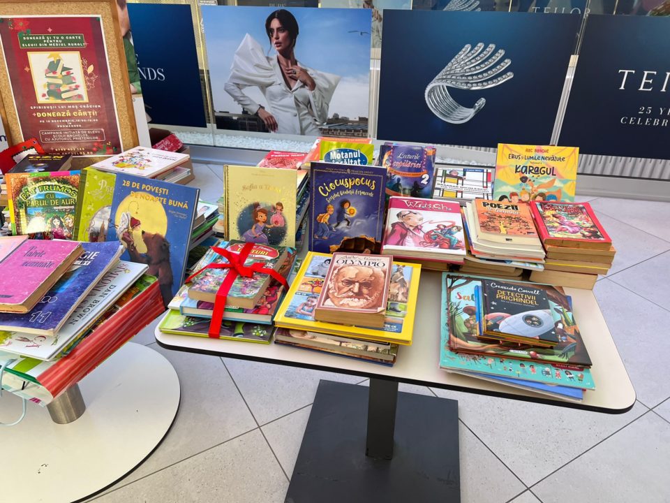 Craiova: “Spiridușii lui Moș Crăciun donează cărți”, o campanie organizată de elevi, pentru elevi