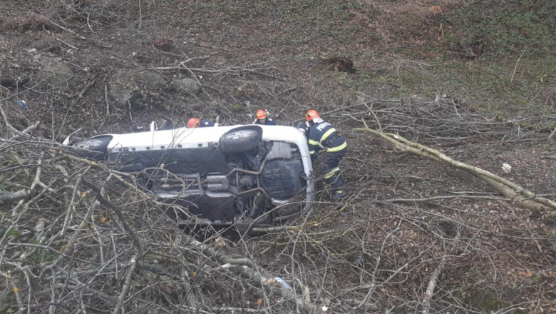 ISU Vâlcea: Mașină răsturnată, la Brezoi, într-o prăpastie. Toți pasagerii au scăpat nevătămați
