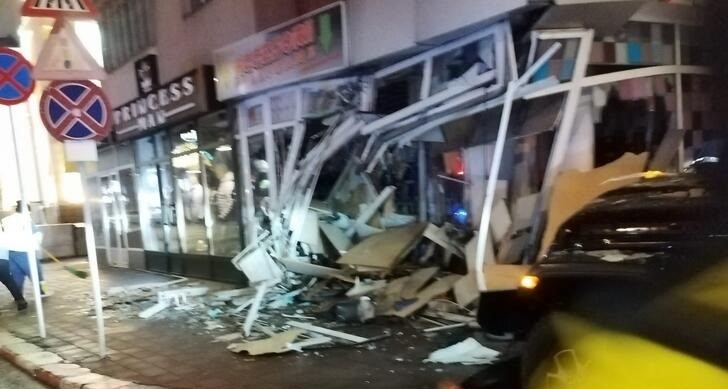 Târgu Jiu: Un șofer băut a intrat cu mașina într-un magazin