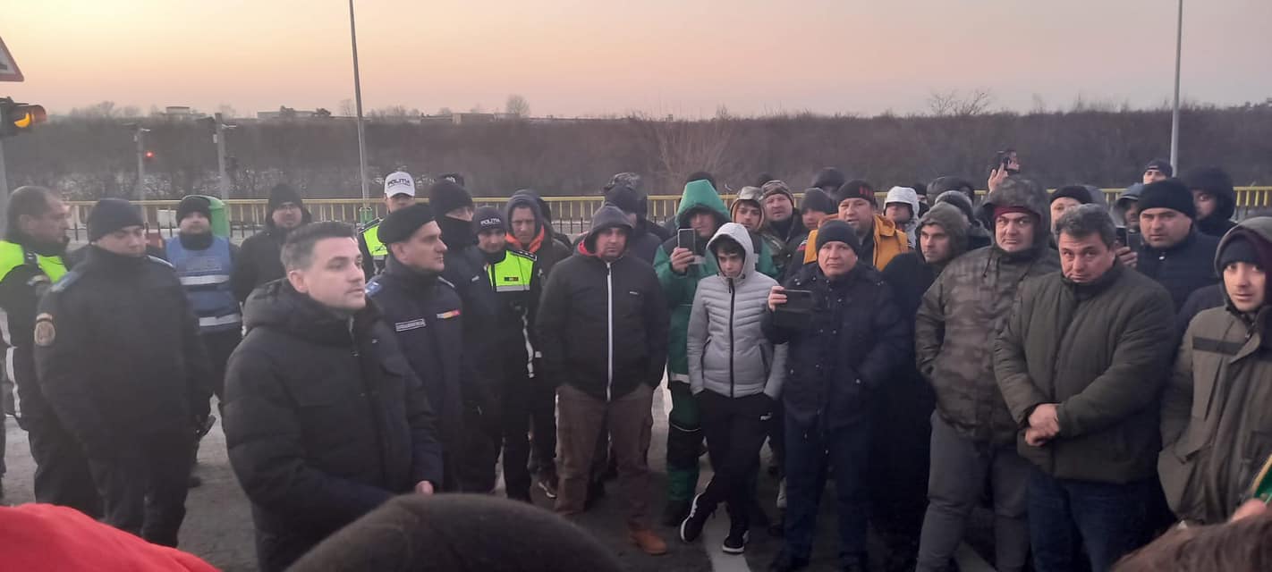 Fermierii doljeni se întâlnesc cu prefectul