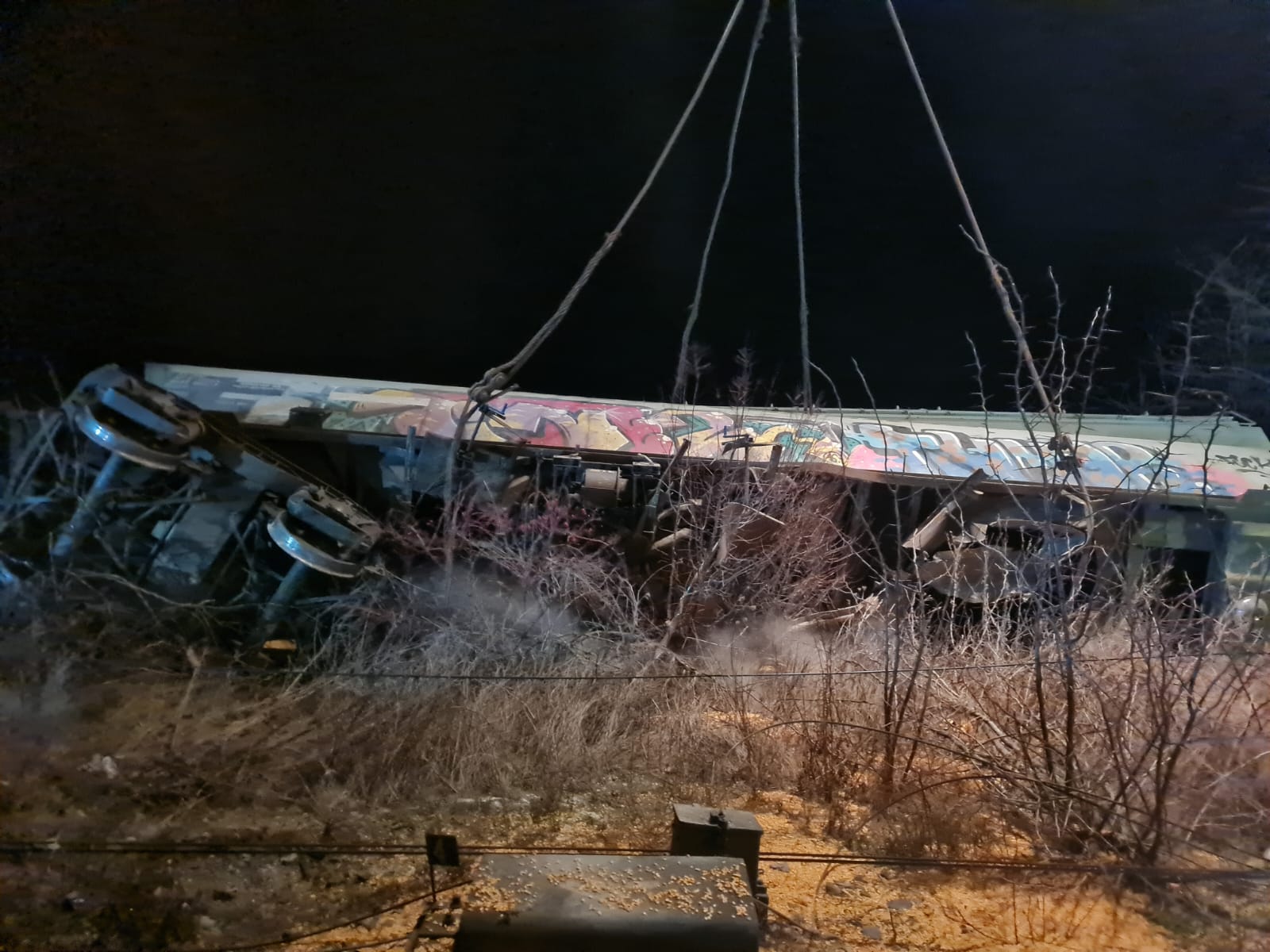 Circulație feroviară închisă în continuare între Craiova și Caracal, ca urmare a deraierii și răsturnării a 11 vagoane