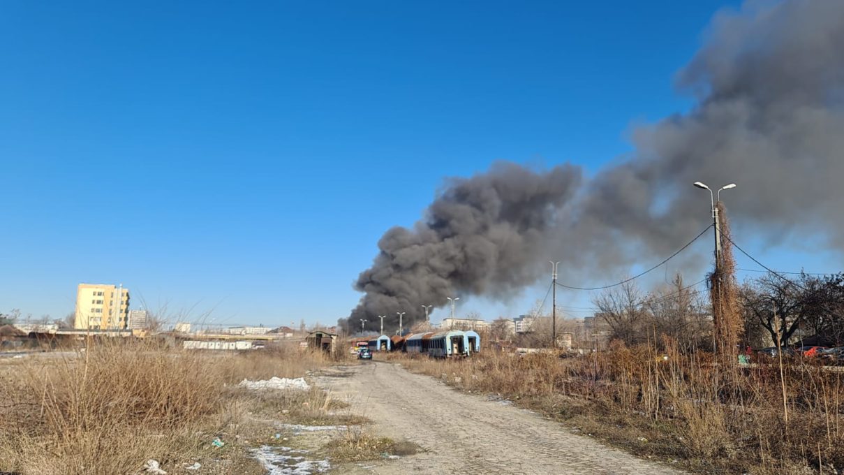 București: Incendiu în zona Podului Grant. A fost emis mesaj Ro-Alert