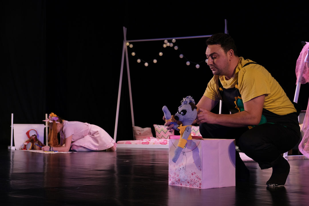 Week-end, la Colibri, cu spectacolele”De-aș fi Scufița Roșie“ și ”Pic“