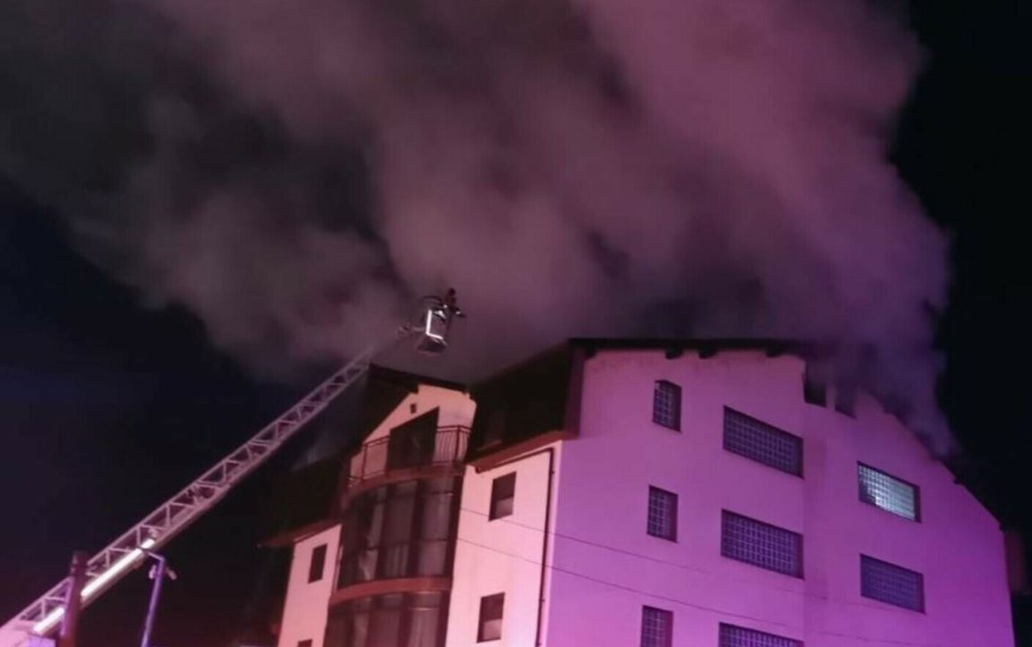 UPDATE/ Incendiu Călimănești/ Un angajat a murit. Autoritățile fac cercetări