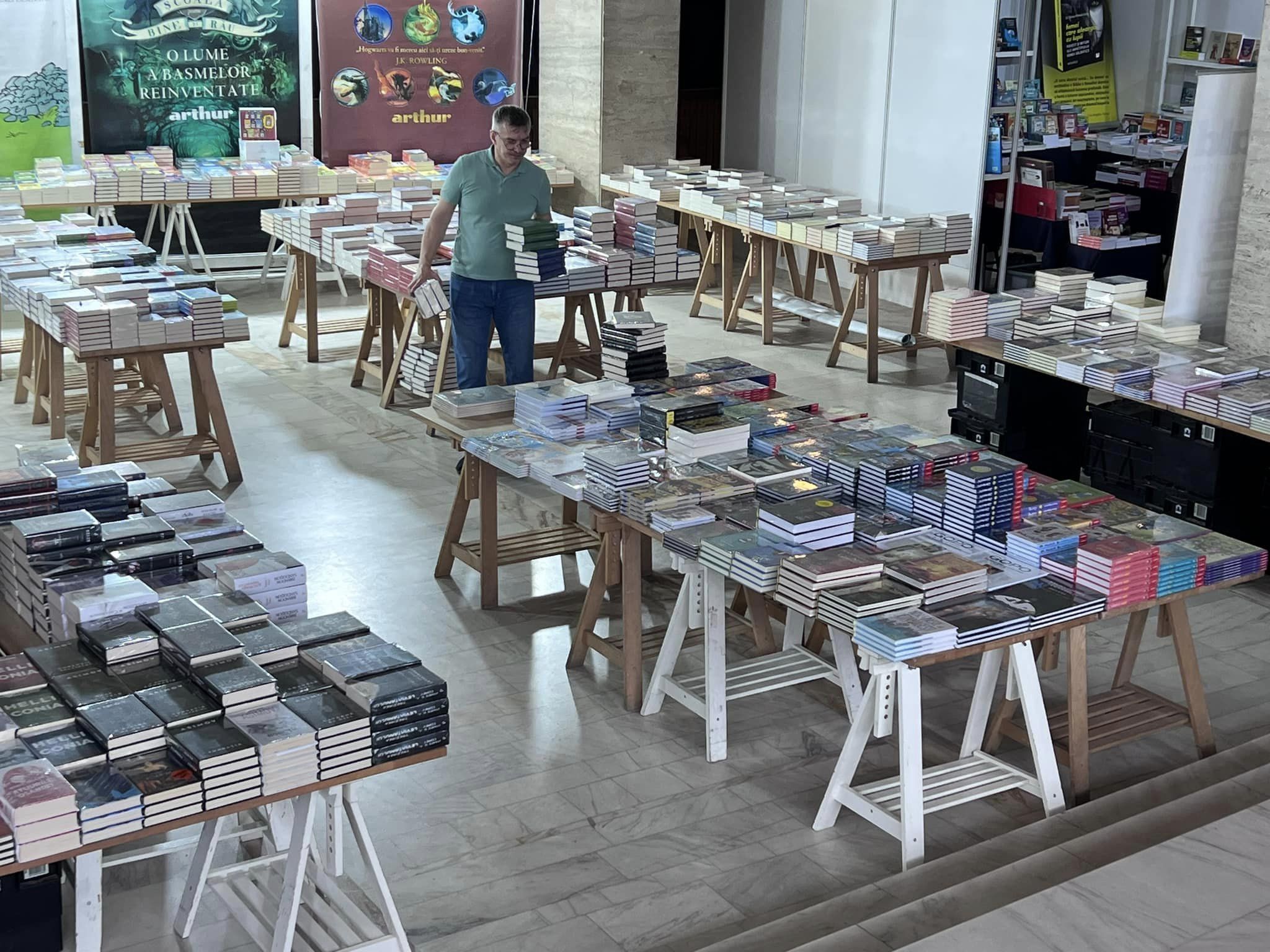 Peste 10.000 de volume la Târgul de carte Gaudeamus Radio România de la Craiova